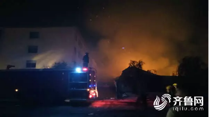 山东德州一包装厂起火，不幸引燃相邻公司
