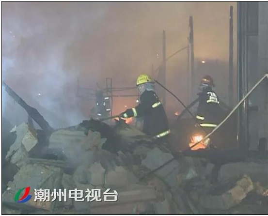潮州古巷纸箱厂发生火灾 12辆消防车参与灭火